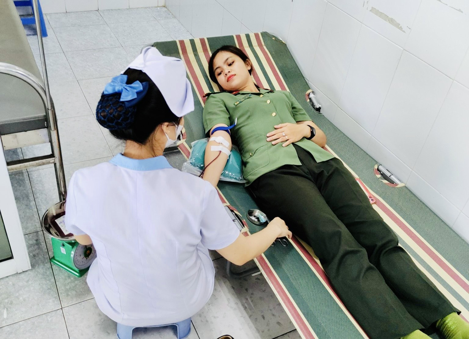 Thượng úy Nguyễn Thị Hà Ngân hiến máu cứu người. Ảnh XUÂN MAI