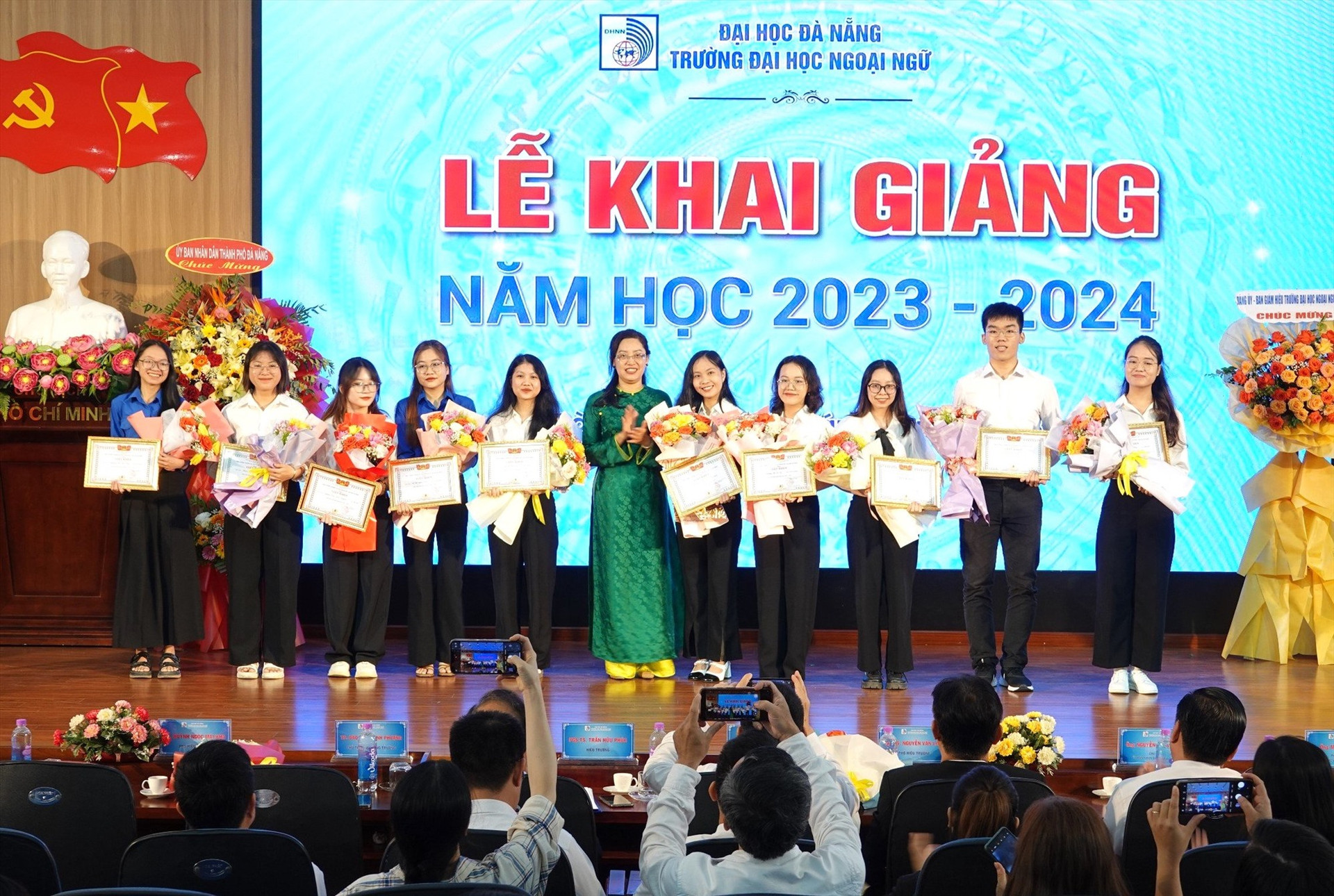 Chủ tịch Hội đồng Trường ĐH Ngoại ngữ -ĐHĐN khen thưởng các SV tiêu biểu xuất sắc năm học 2022-2023. Ảnh QL