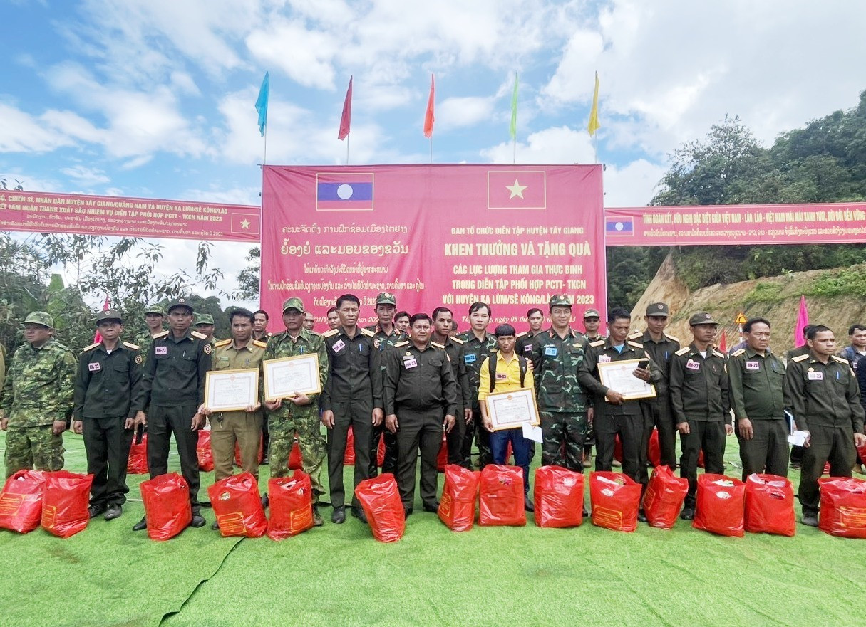 Bộ Chỉ huy Quân sự tỉnh Quảng Nam và huyện Tây Giang trao quà các tập thể, cá nhân xuất sắc trong diễn tập. Ảnh: L.T