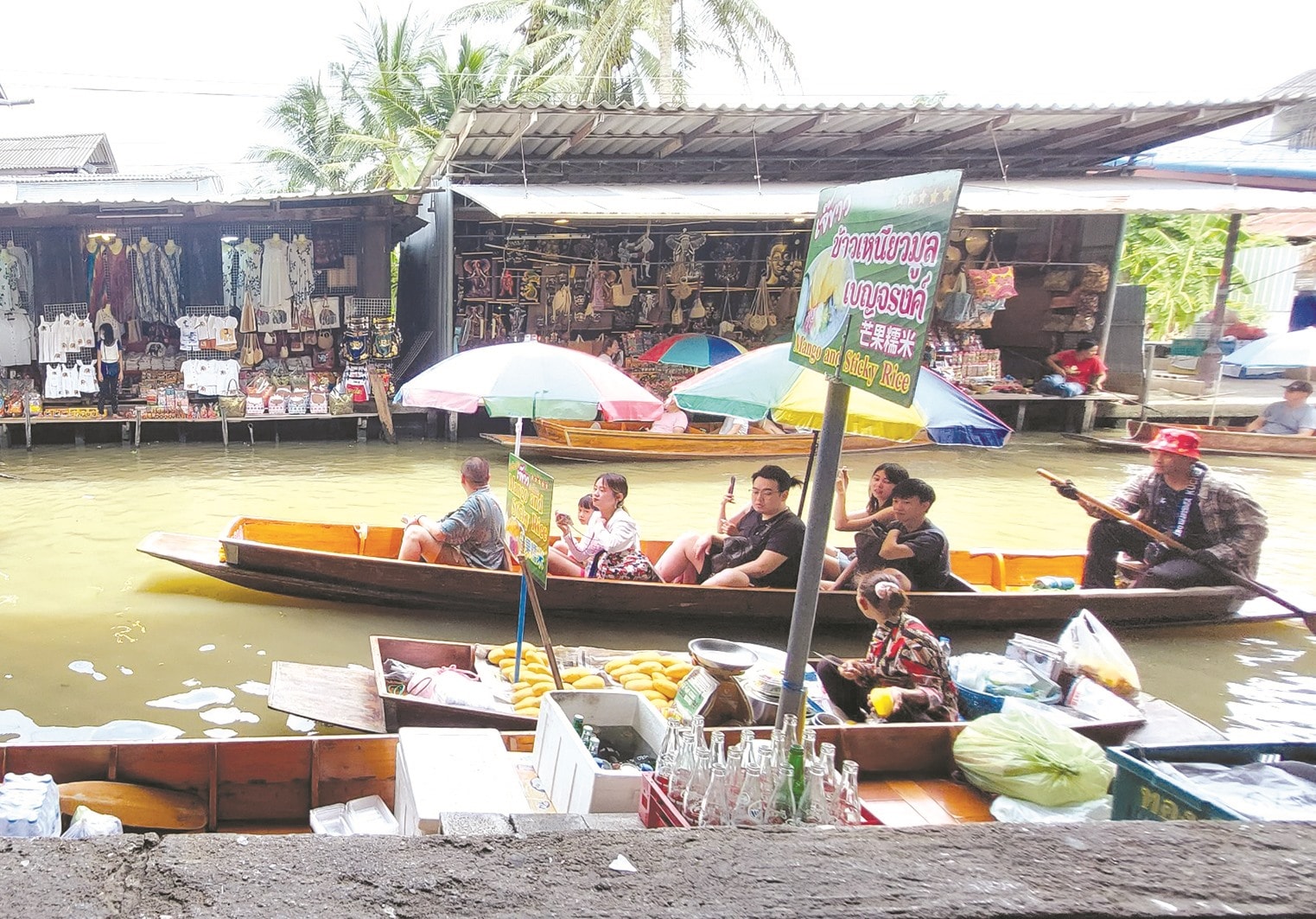 Chợ nổi Damnoen Saduak. ảnh: H.N