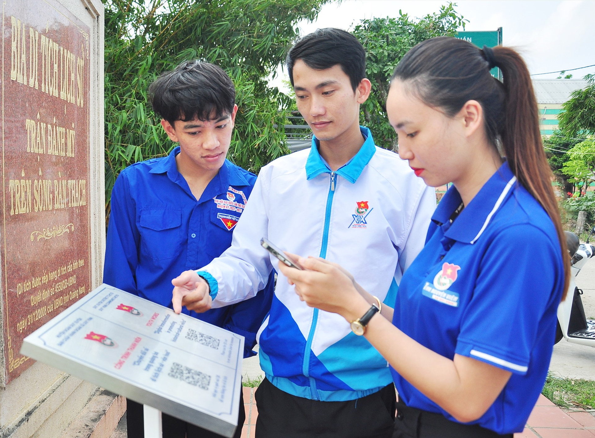Tuổi trẻ Quảng Nam phát huy sáng tạo, ứng dụng CĐS vào hoạt động đoàn. Trong ảnh: Tuổi trẻ Duy Xuyên thực hiện số hóa địa chỉ đỏ. Ảnh: ĐÔNG ANH