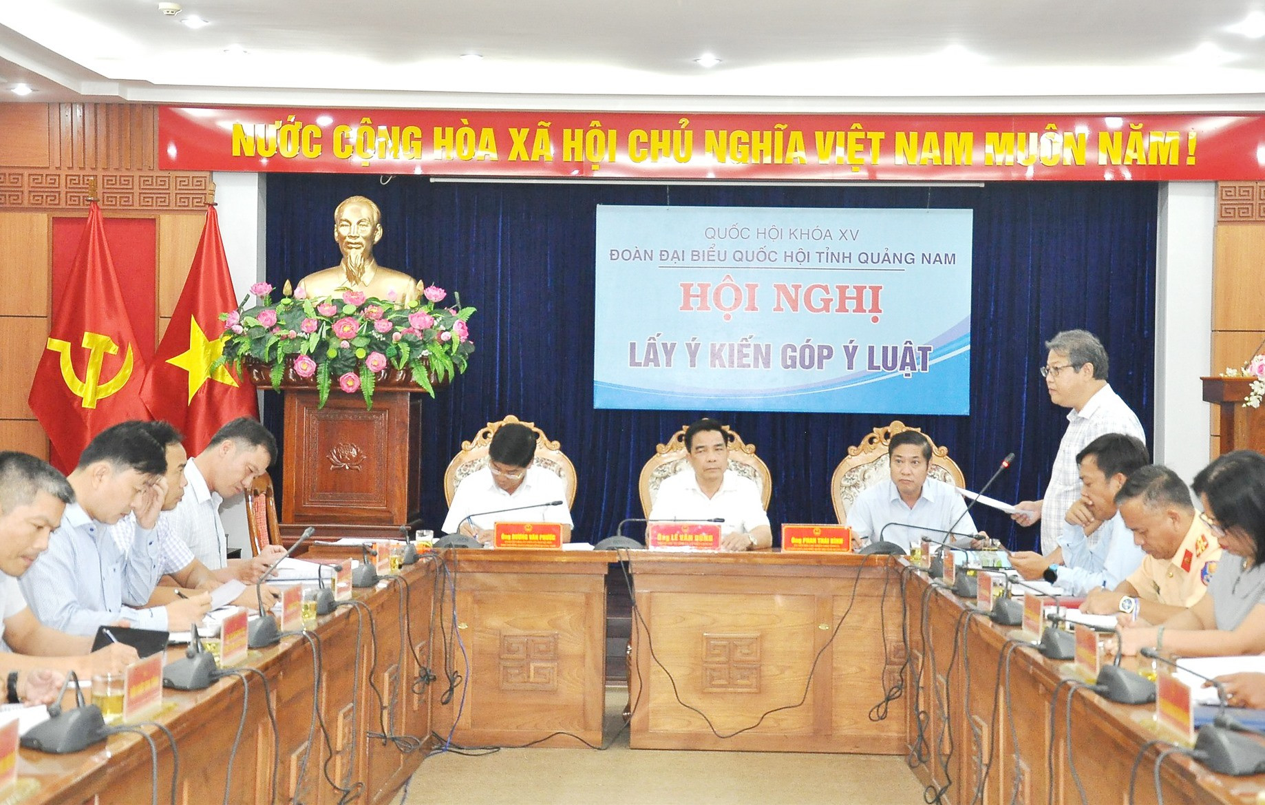 Quang cảnh hội nghị lấy ý kiến góp ý dự thảo Luật Đường bộ do Đoàn đại biểu Quốc hội tỉnh Quảng Nam tổ chức vào chiều ngày 4/10.Ảnh: TÂM ĐAN