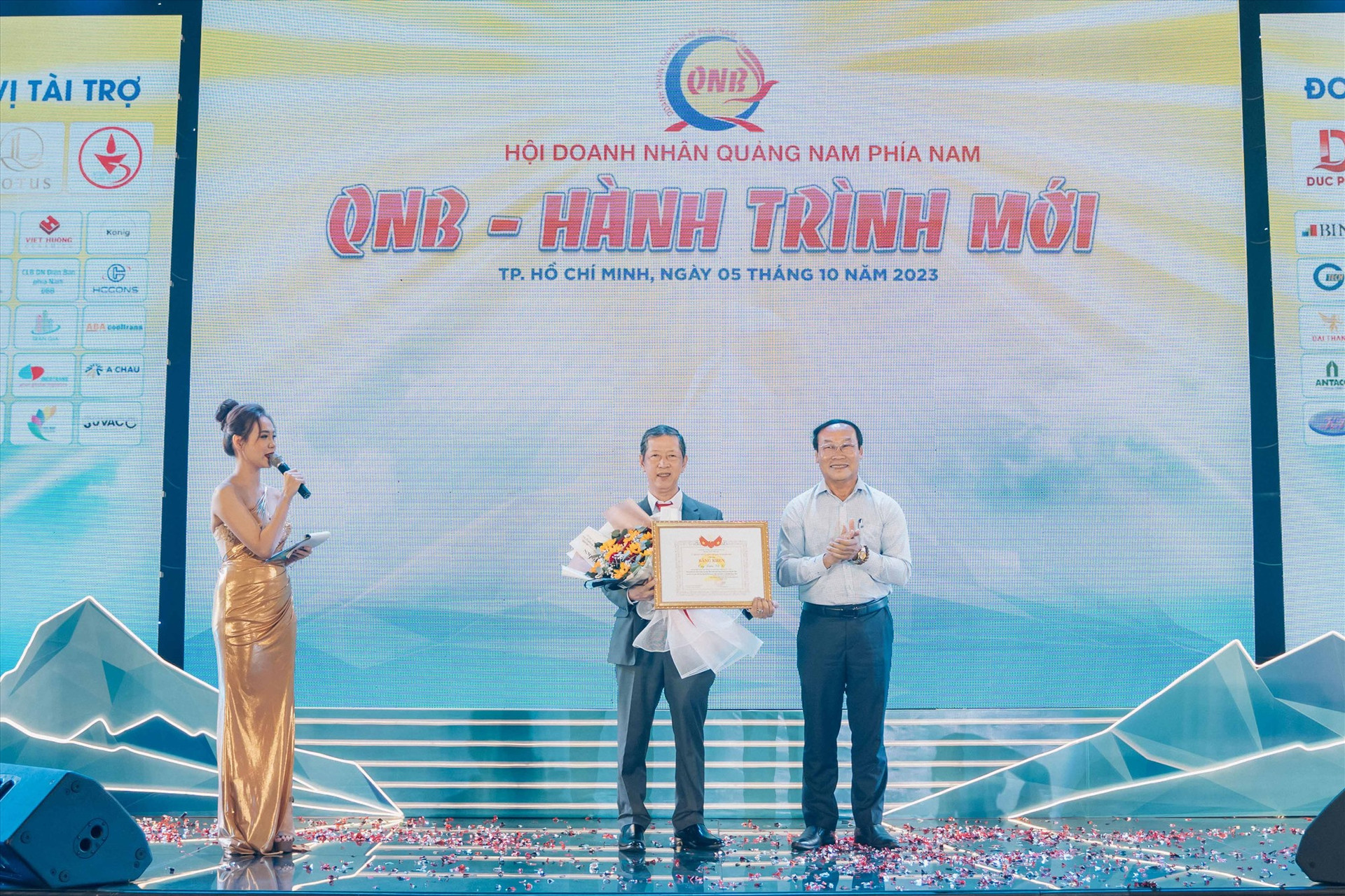 Chủ tịch Ủy ban MTTQ Việt Nam tỉnh Võ Xuân Ca trao Bằng khen cho ông Trần Vũ Lê - nguyên Chủ tịch QNB nhiệm kỳ 2019 - 2023.