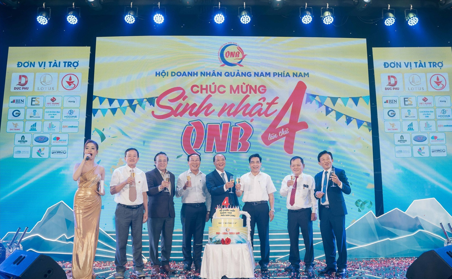 Các đồng chí lãnh đạo tỉnh cùng đại diện Hội doanh nhân Quảng Nam phía Nam thực hiện nghi thức mừng sinh nhật QNB 4 tuổi. Ảnh: PHAN VINH