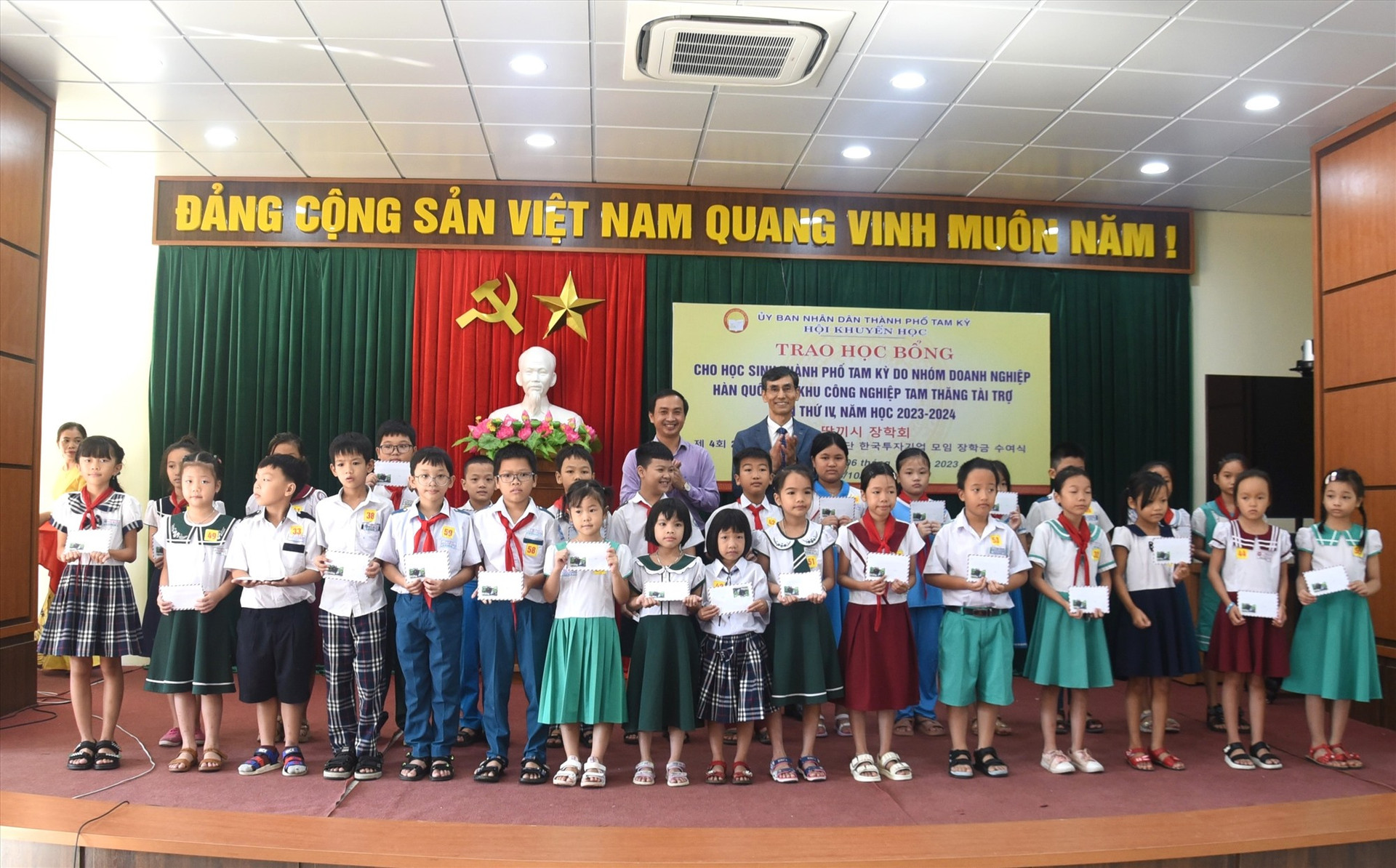 130 học sinh Tam Kỳ nhận học bổng. Ảnh: X.P