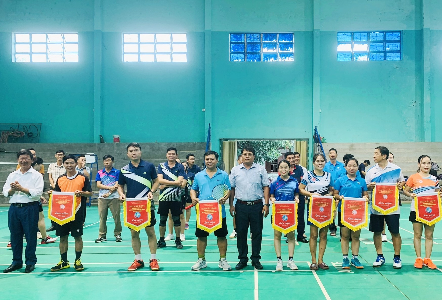 Đồng chí Nguyễn Kim Sơn - Phó Bí thư thường trực Huyện ủy tặng cờ lưu niệm cho các đội tham gia giải. ẢNH TÚ VÂN