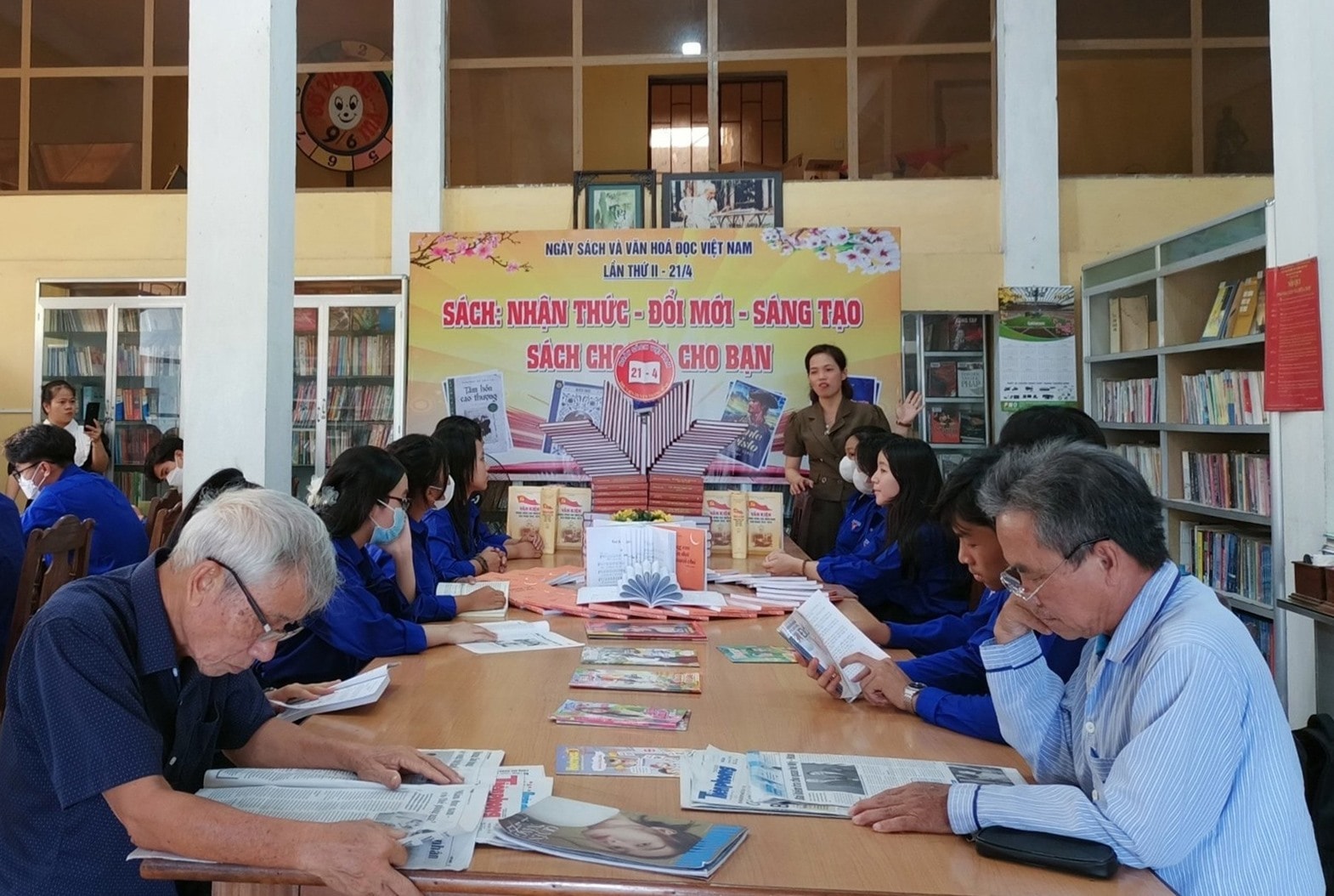 Những người tìm đến thư viện chủ yếu là học sinh và một số ít người cao tuổi nghĩ hưu. Ảnh: Đ.H