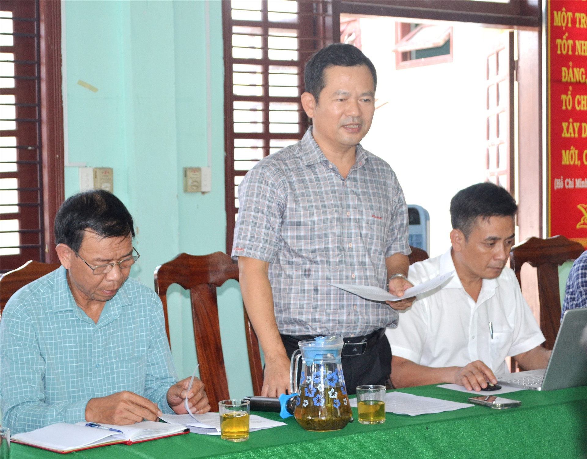 Chủ tịch UBND huyện Phước Sơn - ông Lê Quang Trung nêu những “điểm nghẽn” chính trong GPMB dự án tại địa phương. Ảnh: C.T