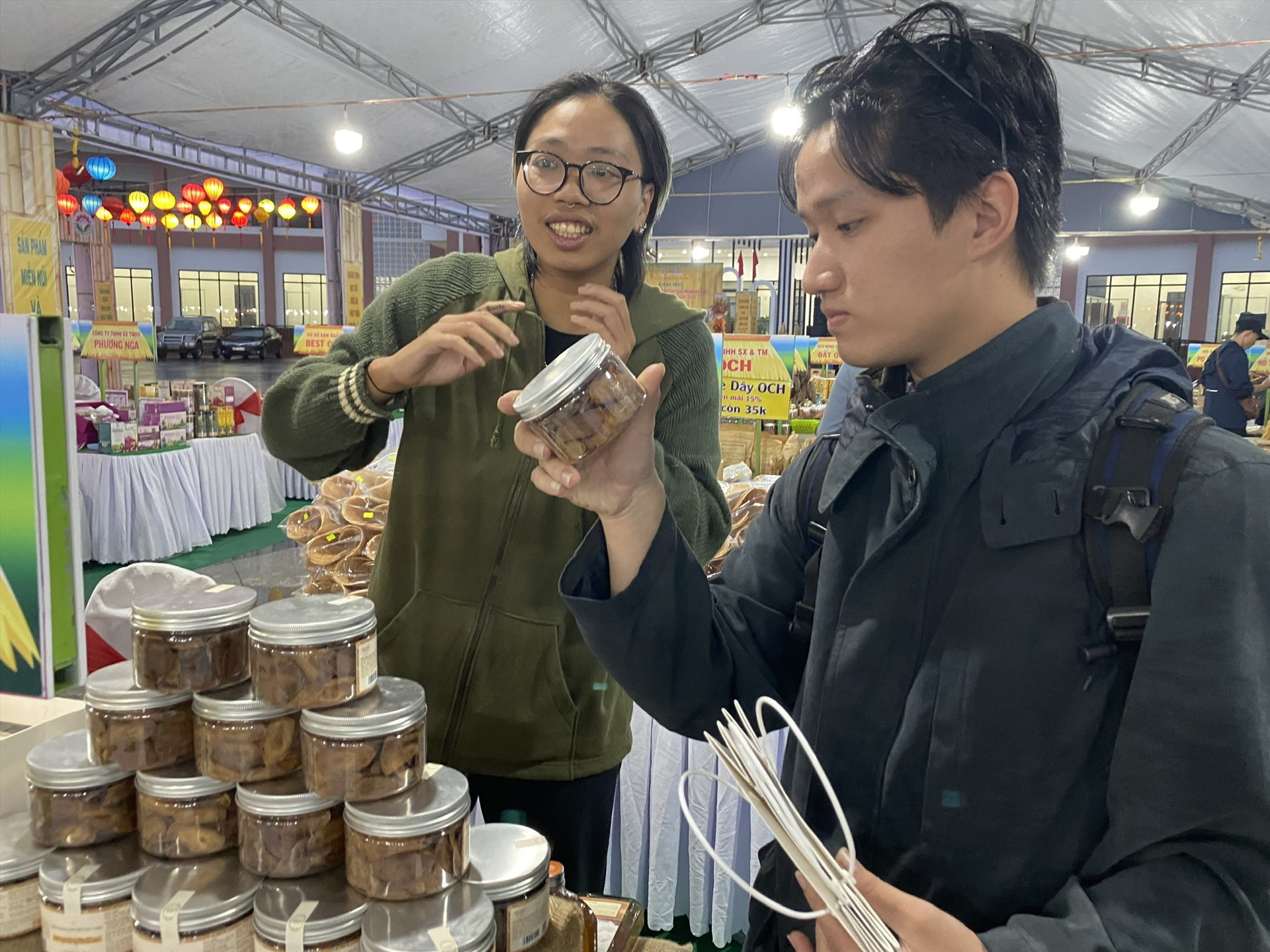 Các sản phẩm  OCOP, sản phẩm nông thôn Quảng Nam ngày càng được khách hàng ưa chuộng. Ảnh: K.L