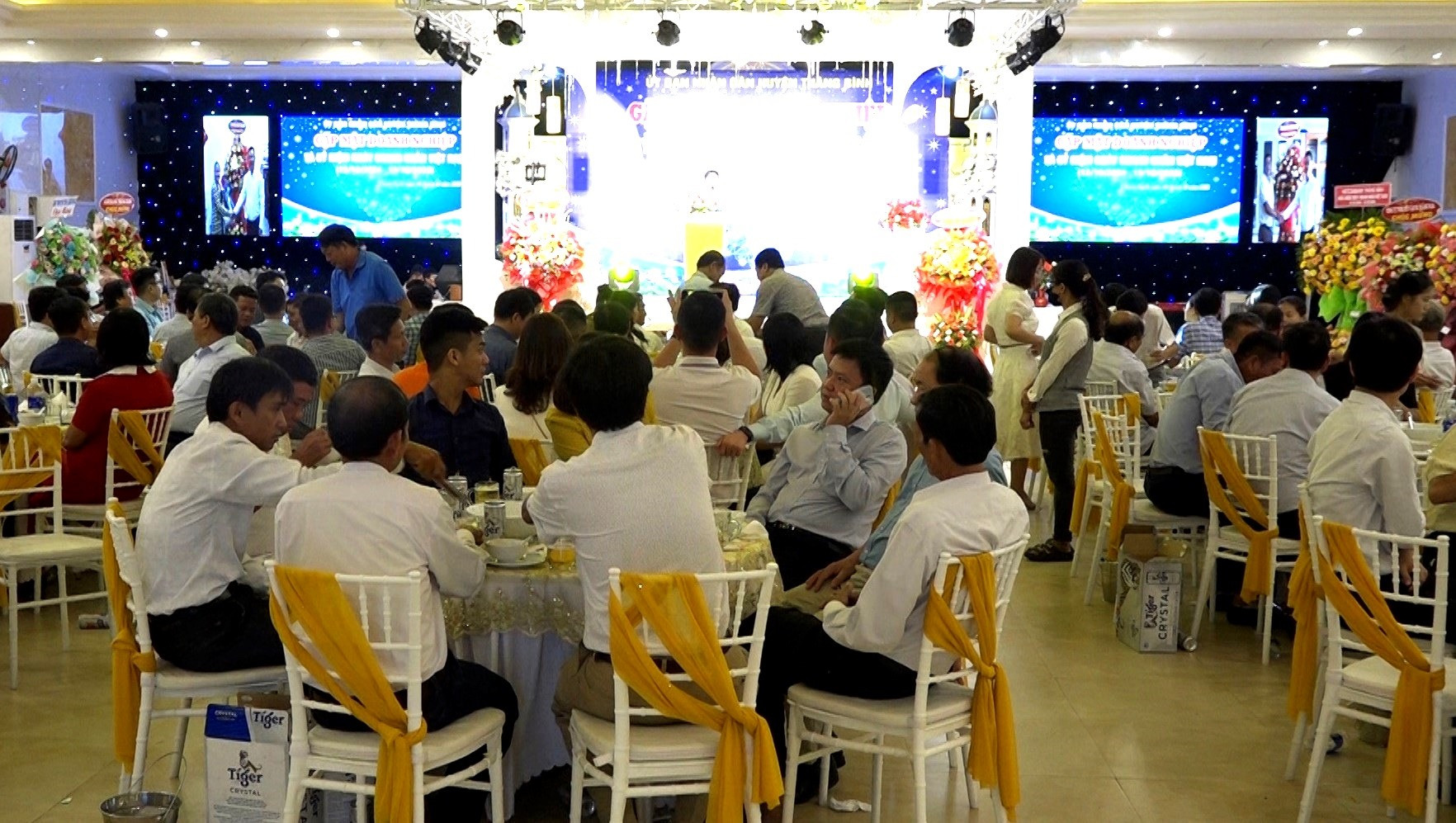 Quang cảnh buổi gặp mặt doanh nghiệp và kỷ niệm ngày doanh nhân Việt Nam (13/10/20004 - 13/10/2023) huyện Thăng Bình. Ảnh: Q.VIỆT