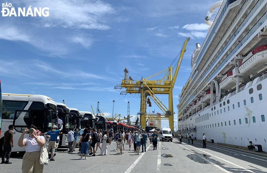 Upon arrival at the Tien Sa Port, the international guests are taken to tourist attractions. Photo: THU HA