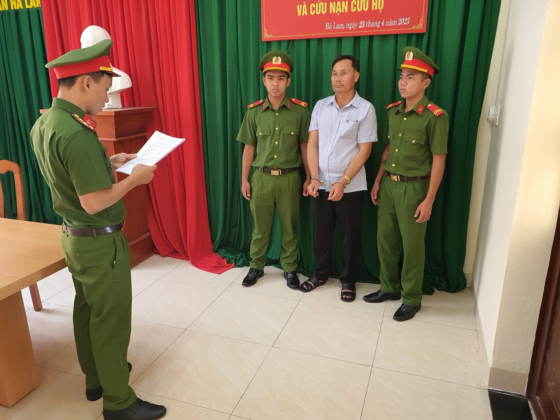 Cơ quan CSĐT Công an huyện đọc Lệnh bắt đối tượng Nguyễn Phước Long.