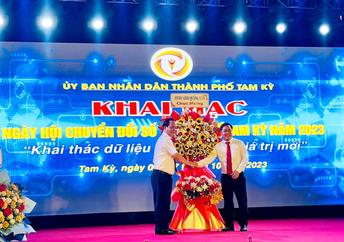 Phó Chủ tịch UBND tỉnh Nguyễn Hồng Quang tặng lẵng hoa chúc mừng Ngày hội CĐS Tam Kỳ.