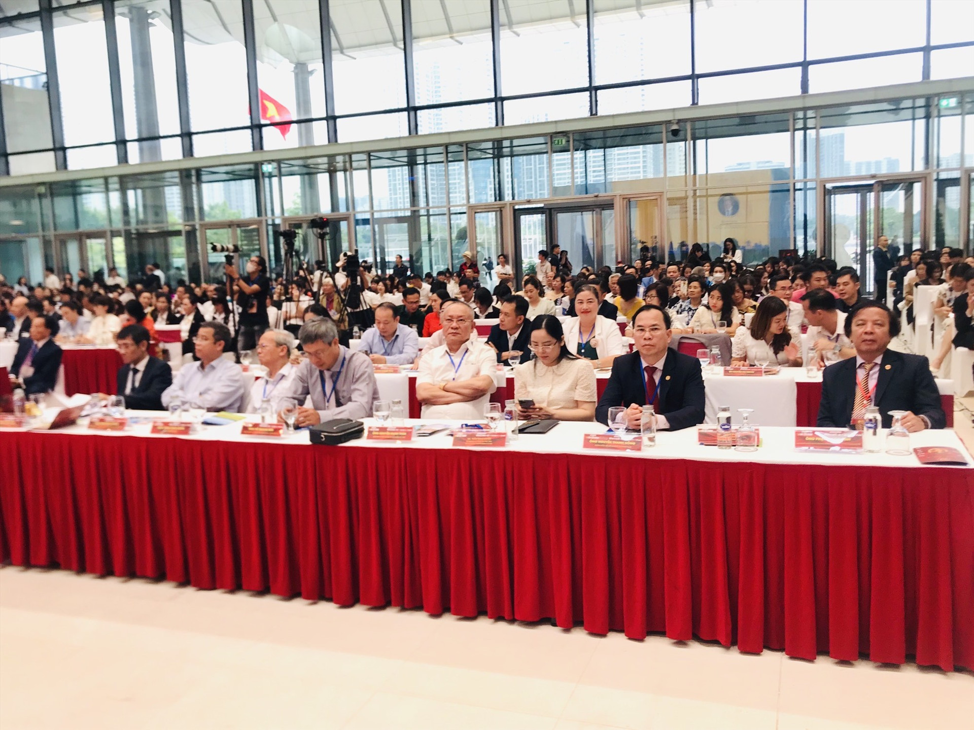 Phó Chủ tịch UBND tỉnh Hồ Quang Bửu cùng các đại biểu Quảng Nam tham dự hội nghị. Ảnh: CTV