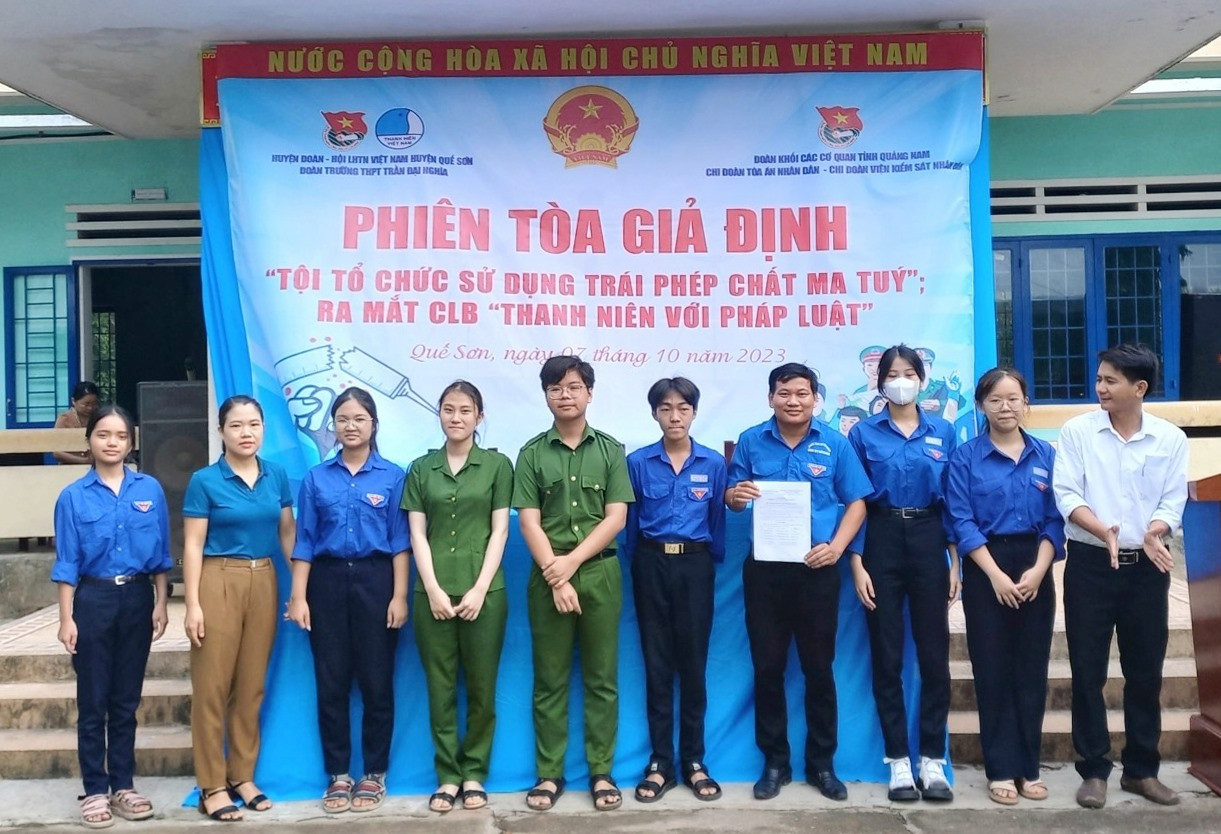 Trường THPT Trần Đại Nghĩa ra mắt câu lạc bộ “Thanh niên với pháp luật”. Ảnh: DUY THÁI