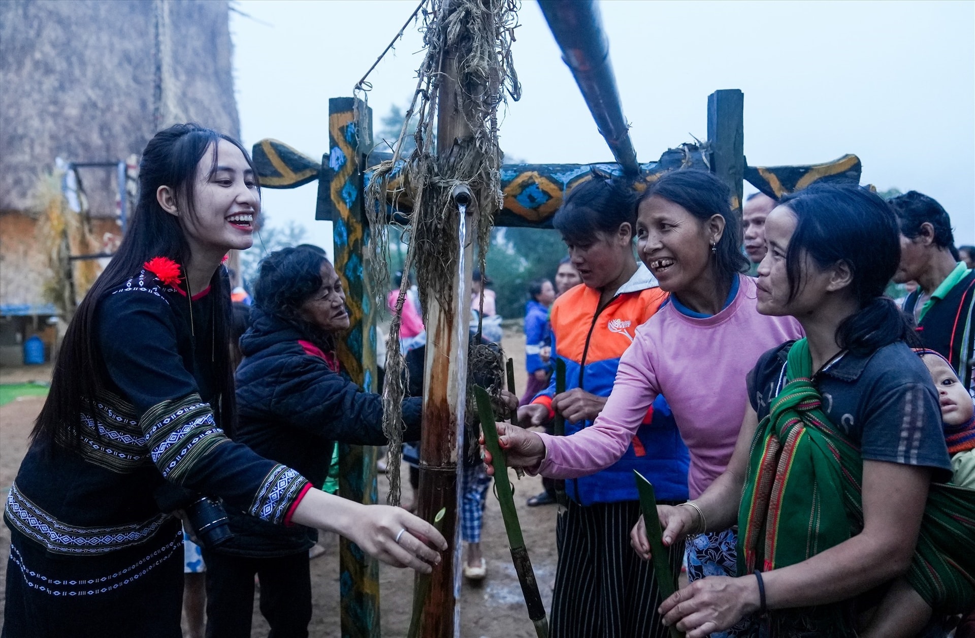 The water jar offering ceremony of the Xe Dang people.