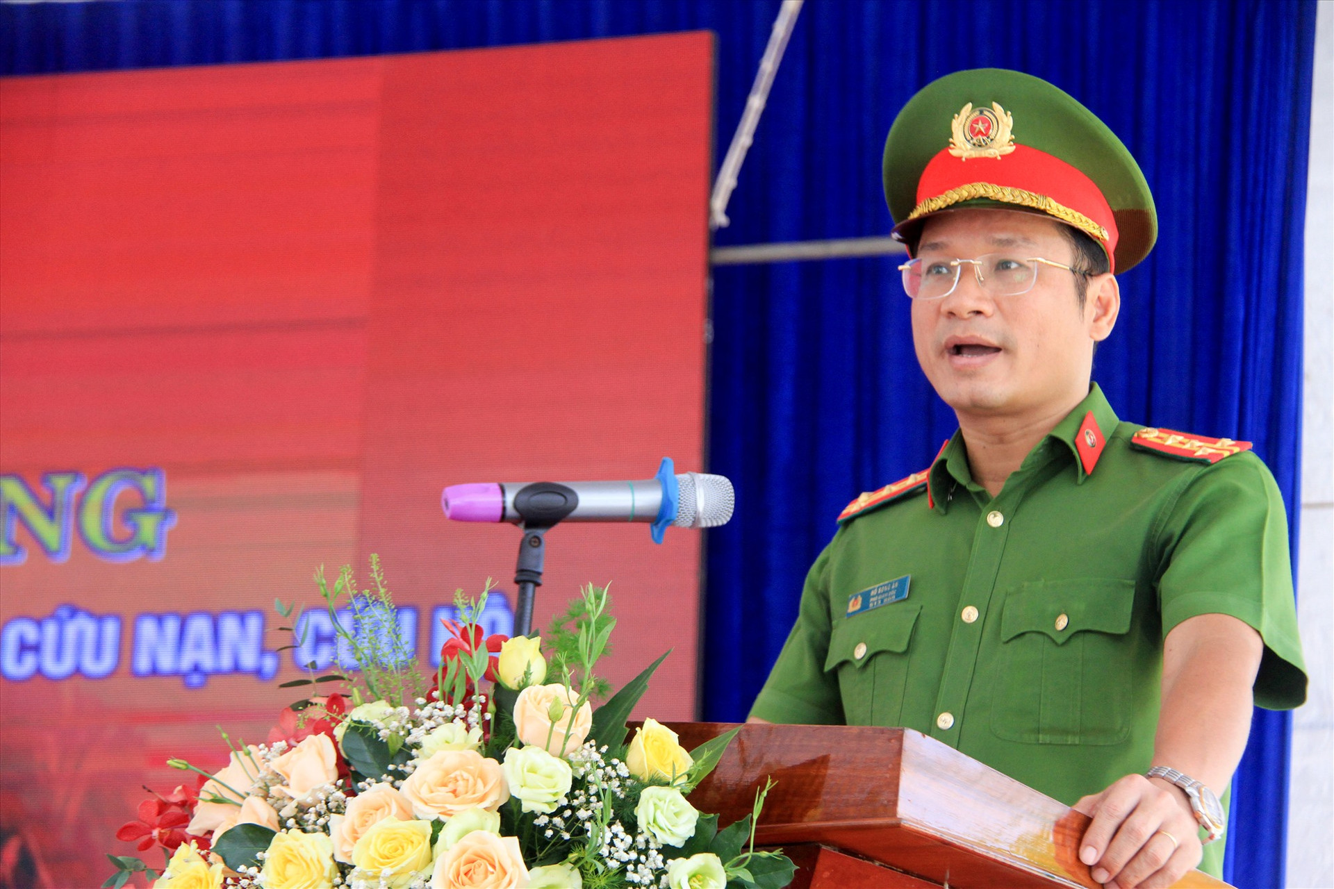 Đại tá Hồ Song Ân - Phó Giám đốc Công an tỉnh phát biểu khai mạc chương trình. Ảnh: C.Q