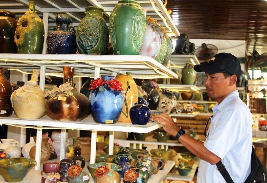 A pottery shop. Photo: daidoanket.vn