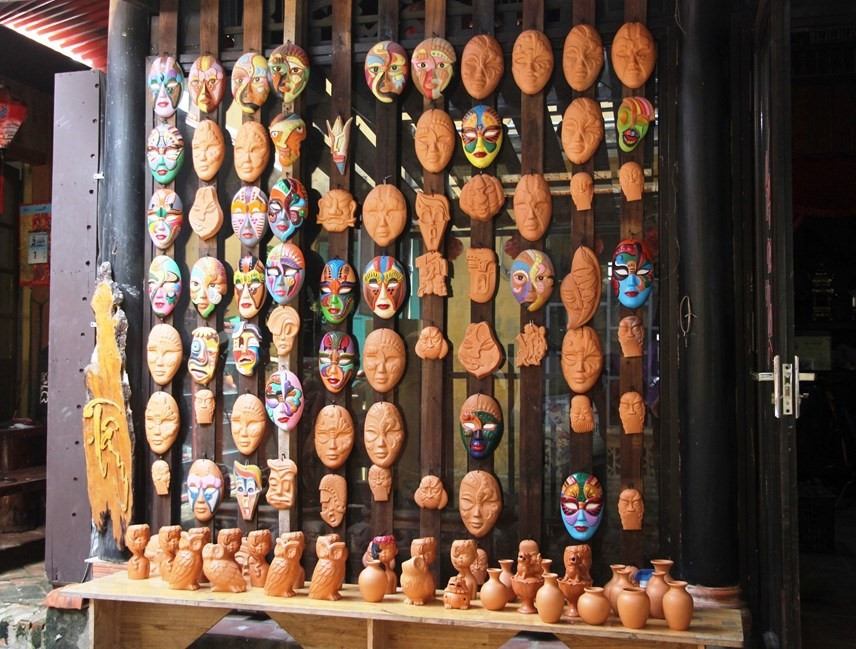 Diverse pottery products are displayed and sold at Thanh Ha pottery village. Photo: daidoanket.vn