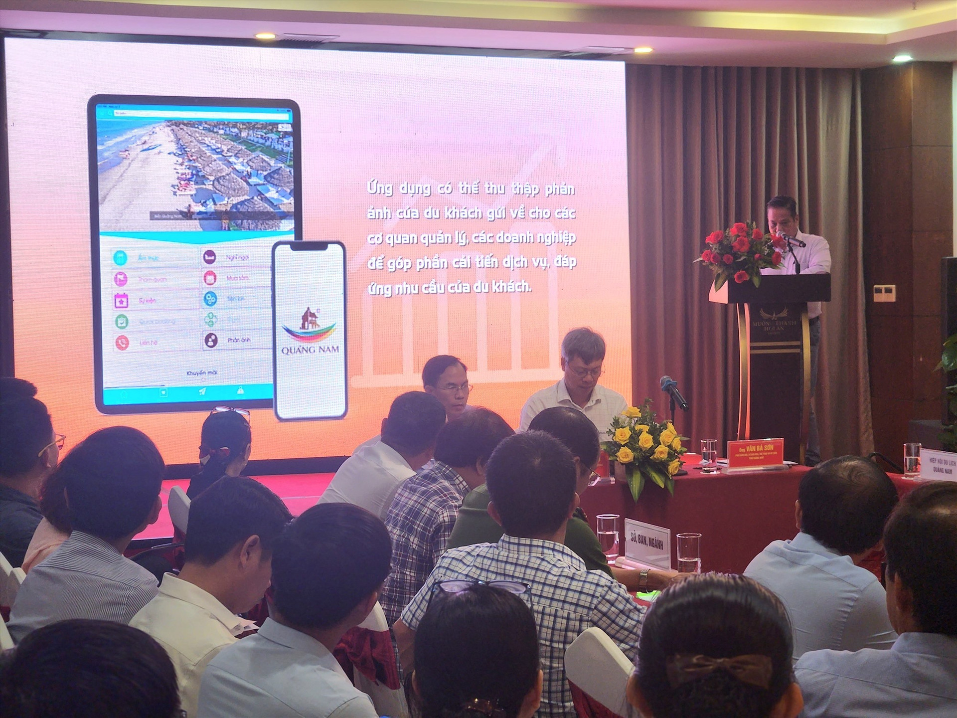 Some Quang Nam’s smart tourism apps are introduced at the seminar.