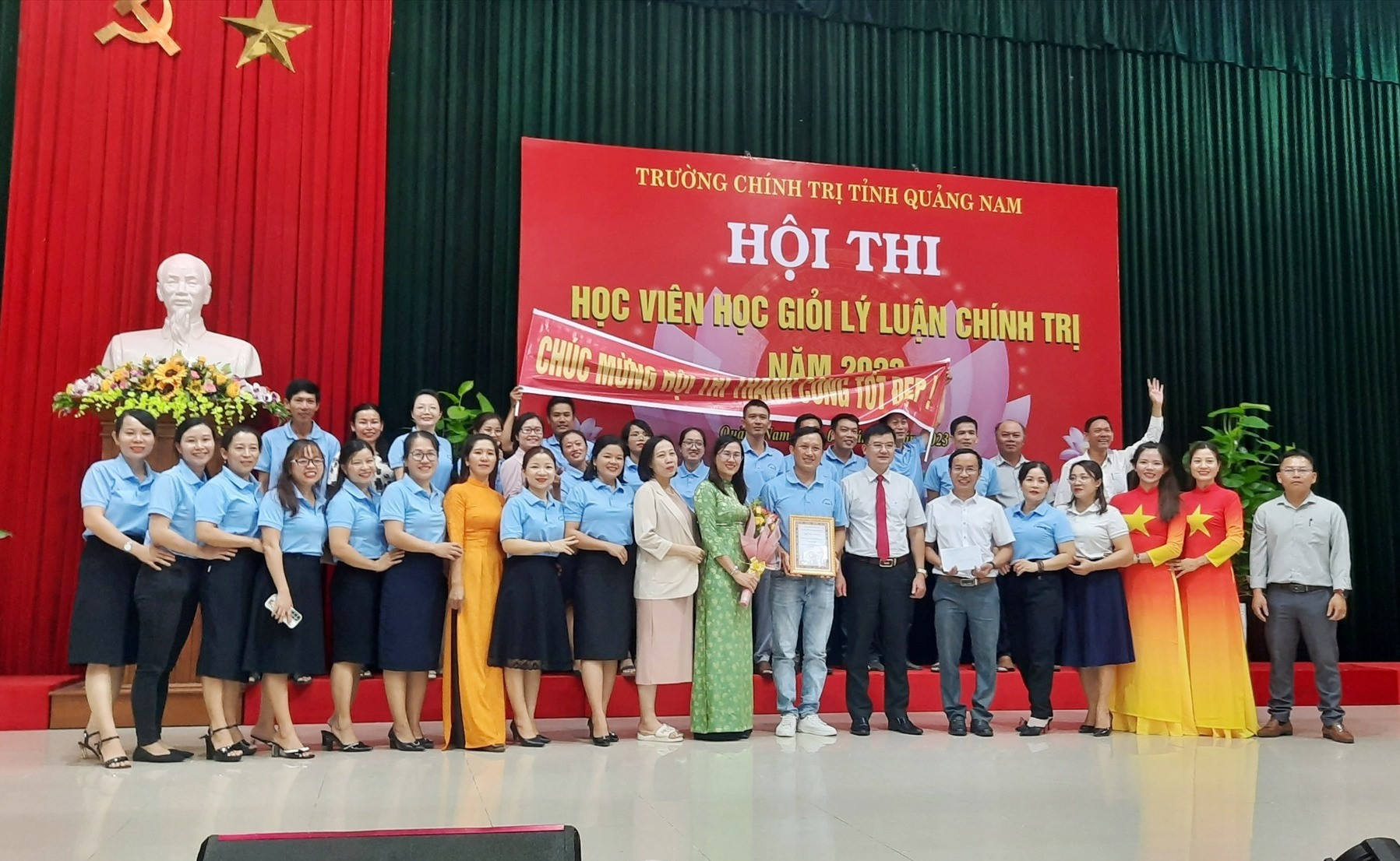 Ban tổ chức trao giải nhất cho lớp trung cấp lý luận chính trị khóa 9, huyện Núi Thành. Ảnh: Trường Chính trị tỉnh