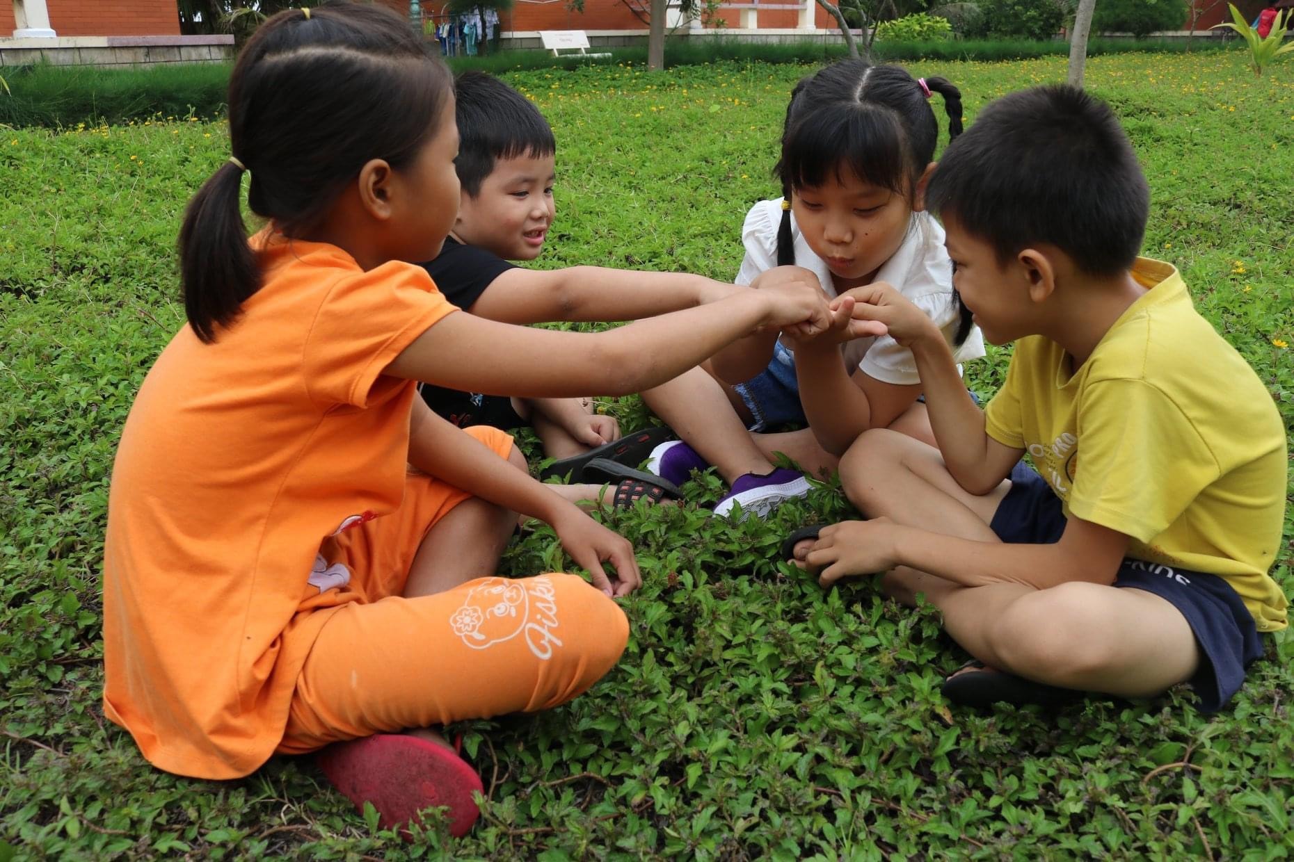 “Chi chi chành chành/ Cái đanh thổi lửa...” là những câu đồng dao quen thuộc gắn liền với tuổi thơ của mỗi người trong trò chơi cùng tên “Chi chi chành chành”. Ảnh: Sưu tầm