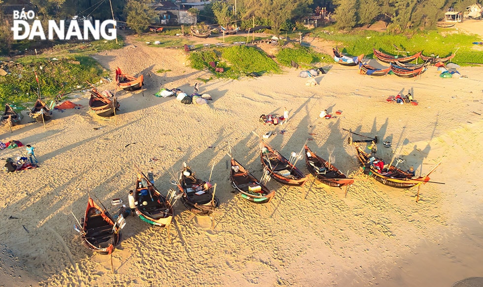 Một góc làng chài với nhiều thuyền chuẩn bị cho chuyến ra khơi.