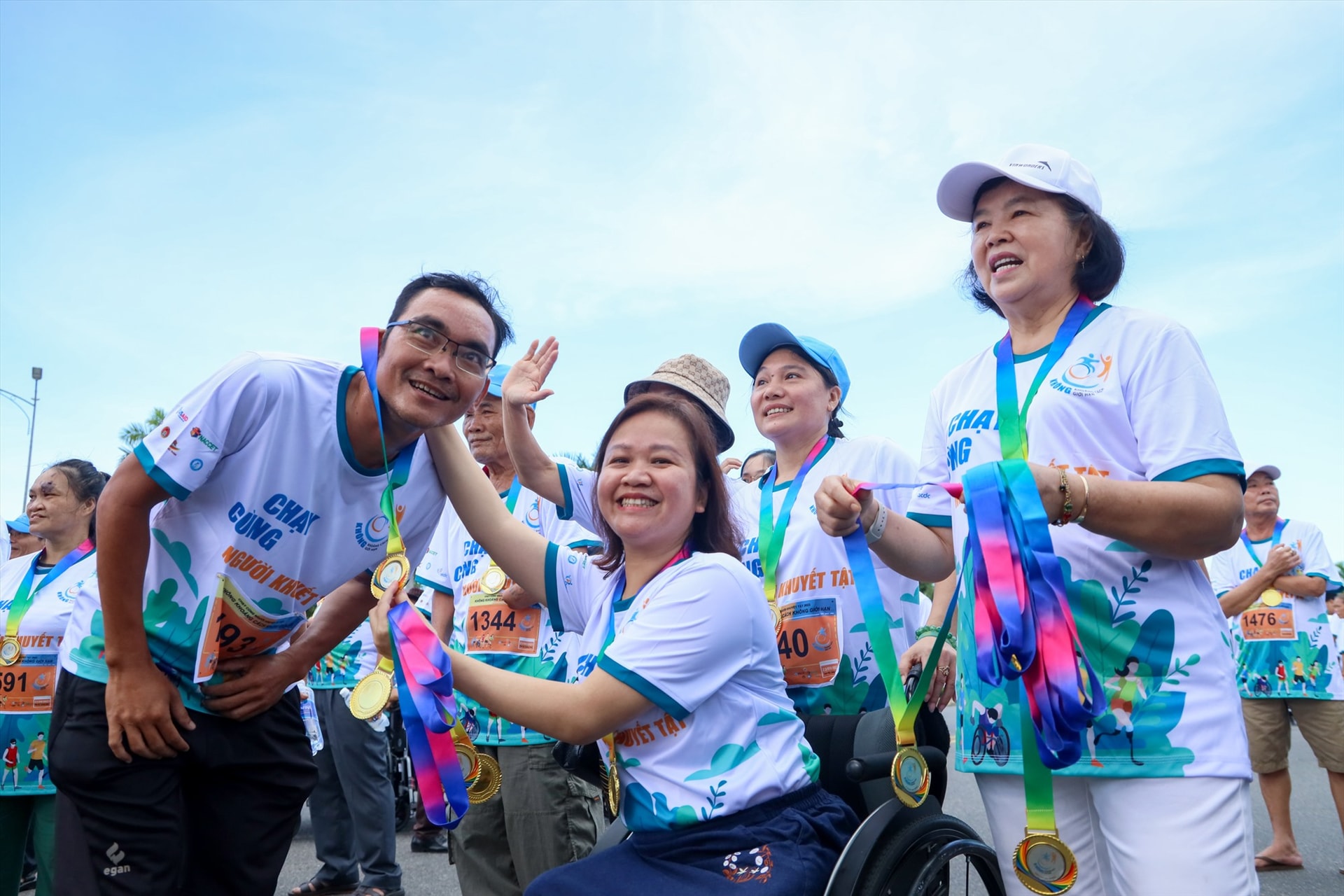 Chị Nguyễn Thị Lan Anh đồng hành với NKT tại giải chạy “Không giới hạn - Không khoảng cách” vừa diễn ra tại Quảng Nam. Ảnh: X.H