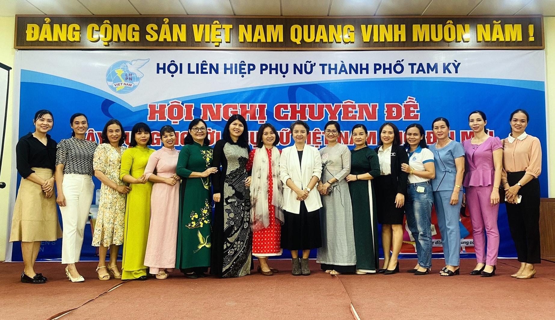 Chụp hình lưu niệm cùng các chuyên gia.