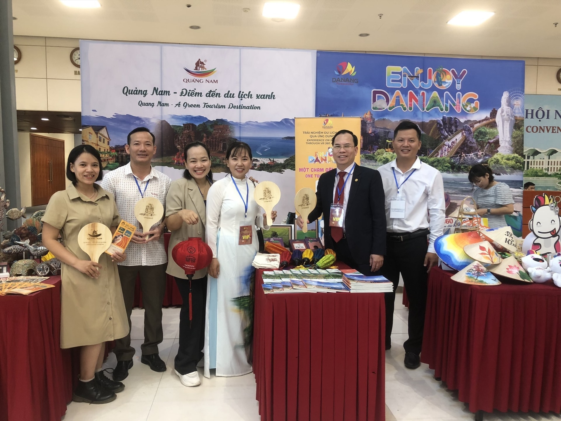 Display of Quang Nam tourism products at the event