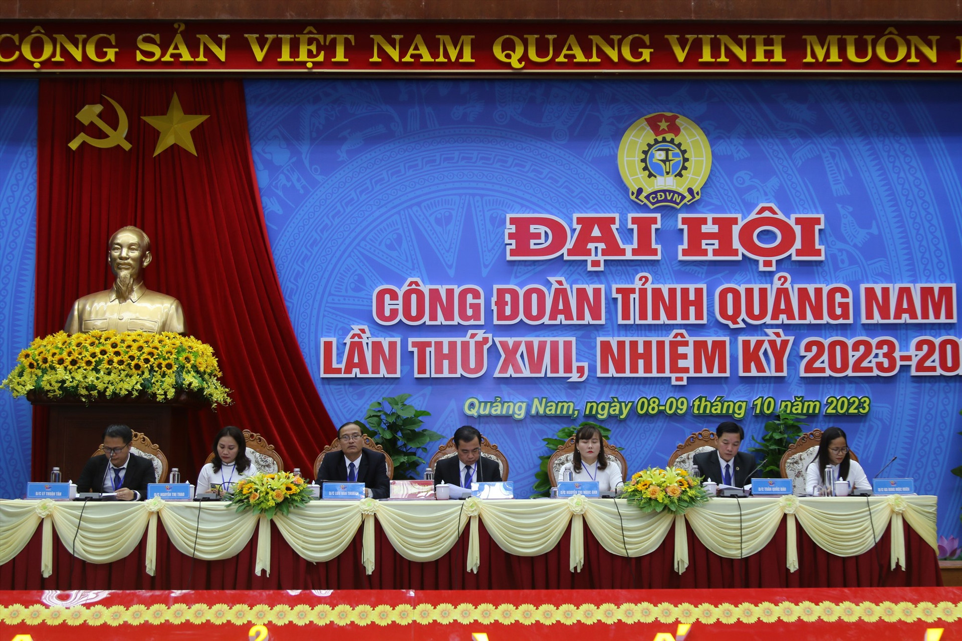 Đoàn Chủ tịch Đại hội Công đoàn tỉnh Quảng Nam lần thứ XVII có 7 đồng chí. Ảnh: D.L