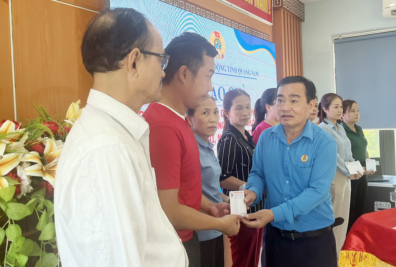 Chủ tịch Liên đoàn Lao động tỉnh Phan Xuân Quang tặng quà đoàn viên khó khăn. Ảnh: D.L