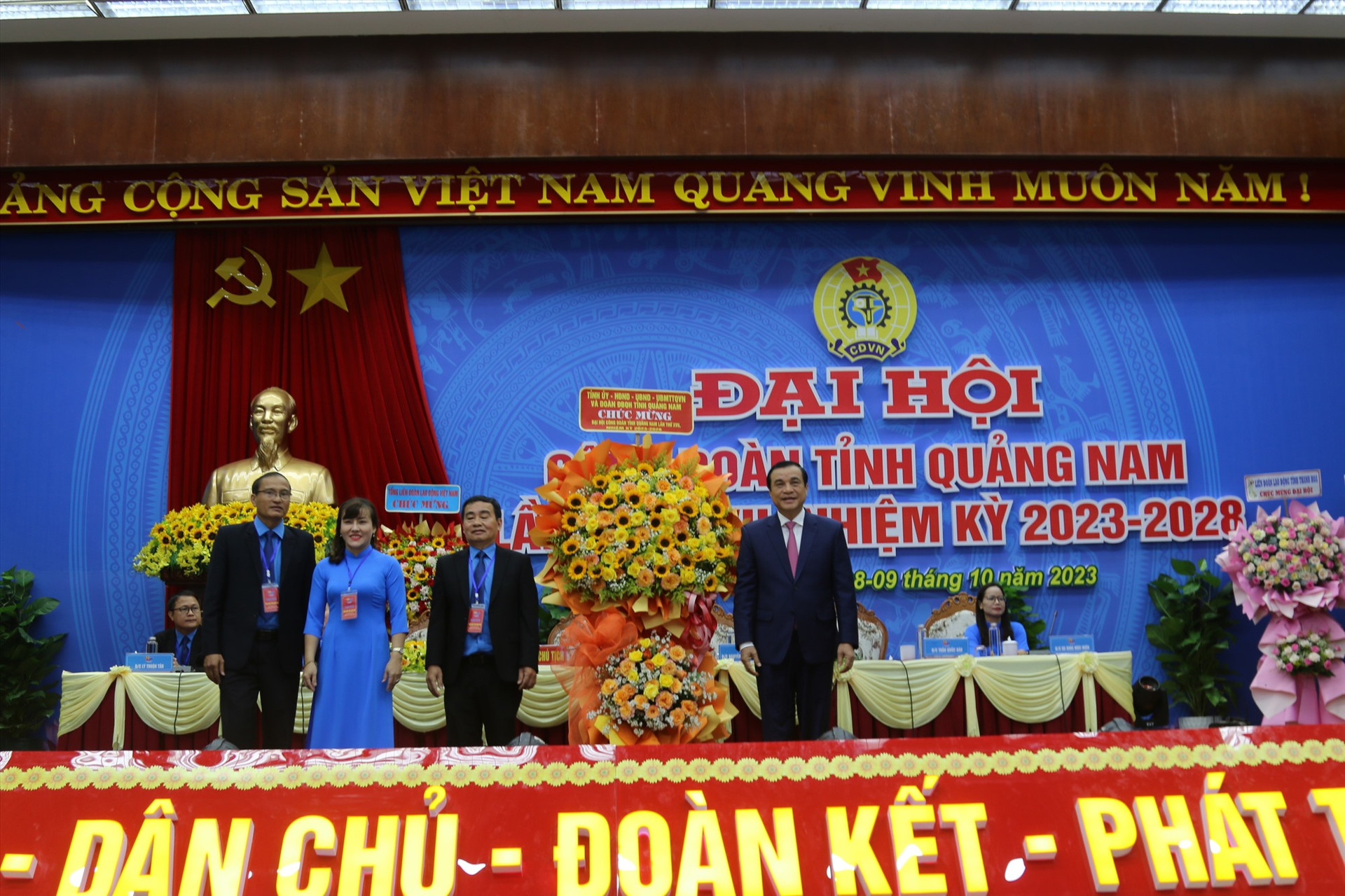 Bí thư Tỉnh ủy Phan Việt Cường tặng hoa chúc mừng Đại hội Công đoàn tỉnh. Ảnh: D.L