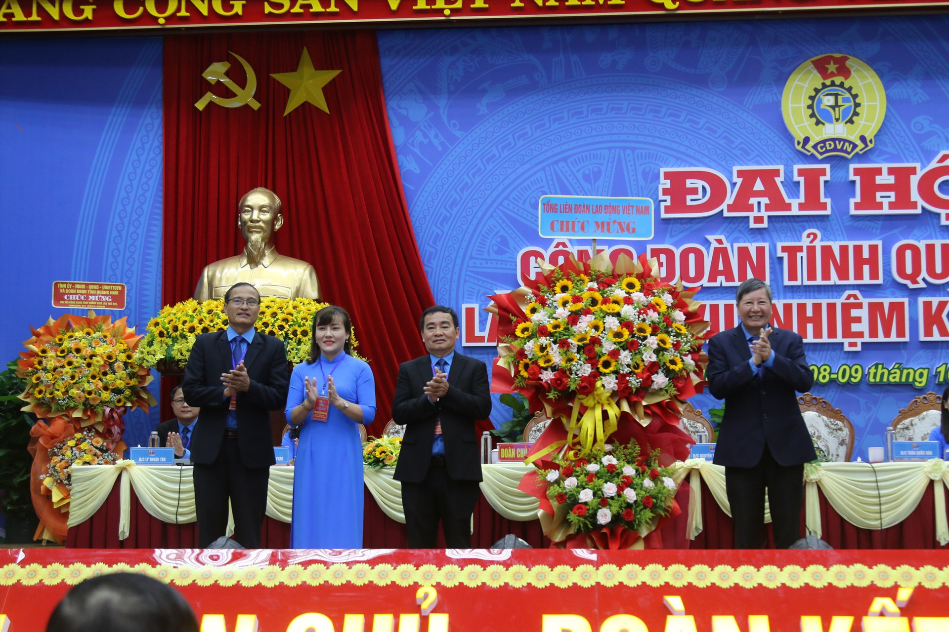 Phó Chủ tịch Tổng LĐLĐ Việt Nam Trần Thanh Hải tặng hoa chúc mừng Đại hội Công đoàn tỉnh. Ảnh: D.L
