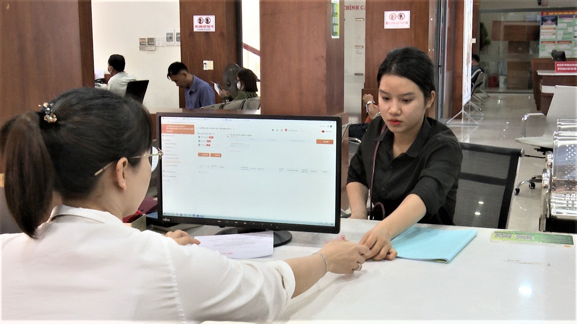 Chị Lê Thị Ngọc Quyên liên hệ công việc tại Trung tâm hành chính công thành phố