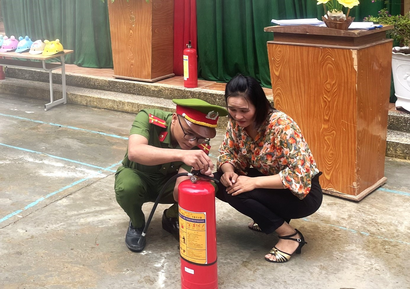 Hướng dẫn kỹ năng sử dụng bình chữa cháy mini cho giáo viên. Ảnh: TOM SARA