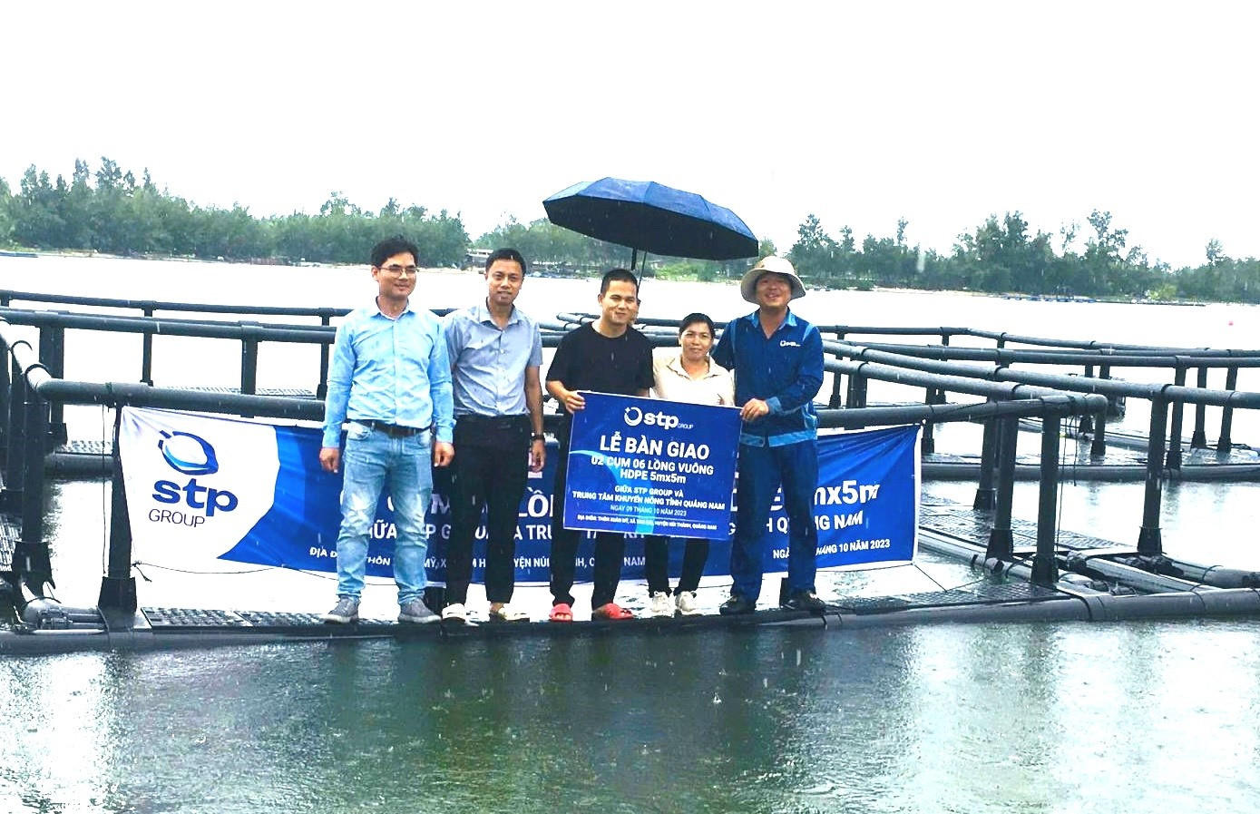 STP Group và Trung tâm Khuyến nông tỉnh Quảng Nam bàn giao 2 cụm 6 ô lồng vuông HDPE 5X5m cho các hộ dân làm nghề nuôi trồng thủy sản. Ảnh: Q.VIỆT