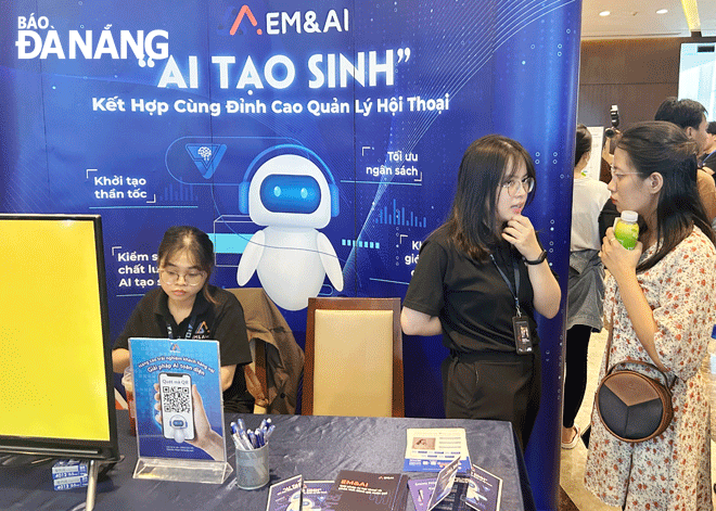 Các mục tiêu chuyển đổi số của thành phố tiếp tục gắn với 3 trụ cột là kinh tế số, chính quyền số và xã hội số. Trong ảnh: Công ty CP EM&AI giới thiệu sản phẩm số tới khách hàng. Ảnh: M.Q