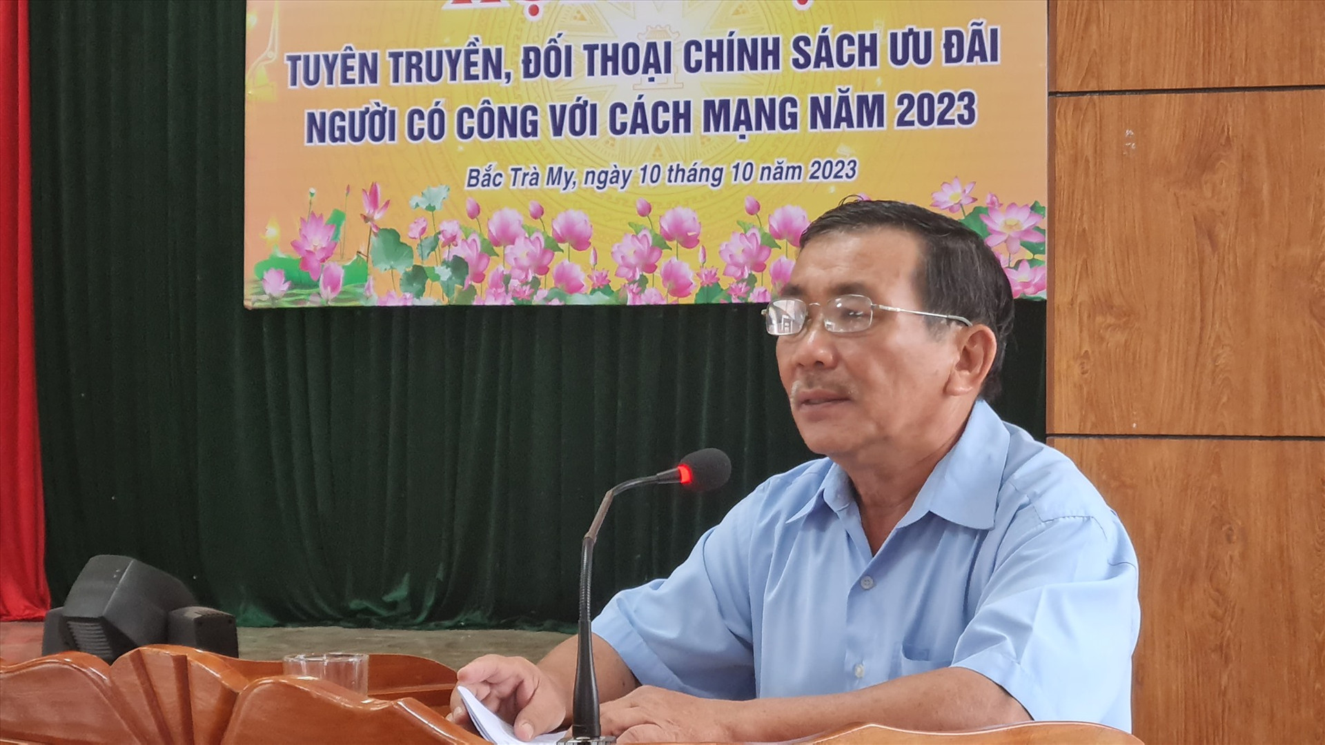 Phó Chủ tịch UBND huyện Bắc Trà My Lê Văn Tuấn phát biểu ý kiến với người có công tại hội nghị. Ảnh: D.L