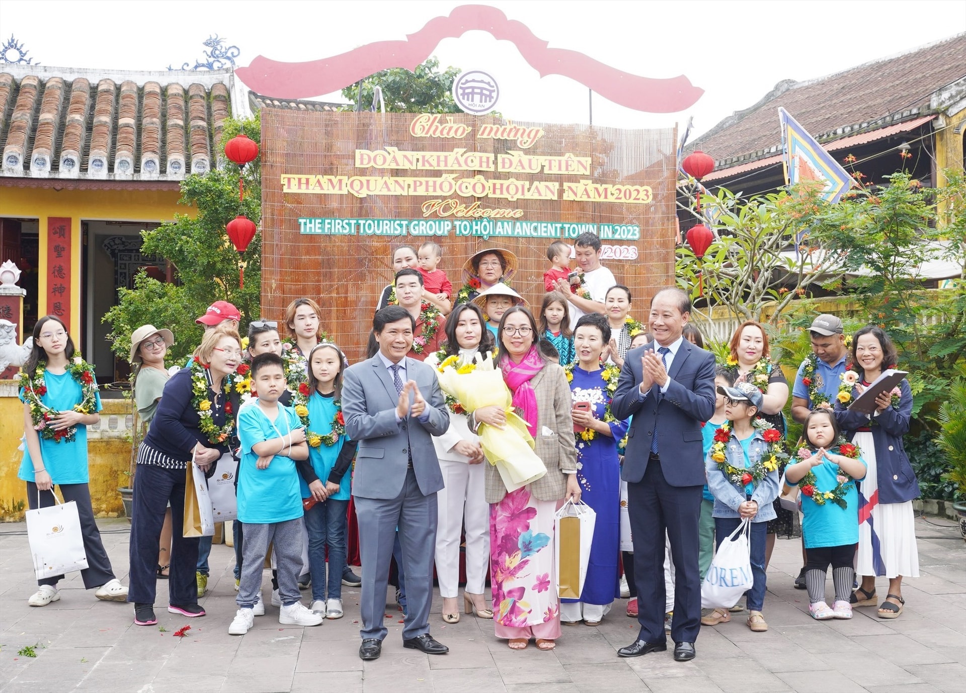 Hoi An leaders present flowers to tourists to the city