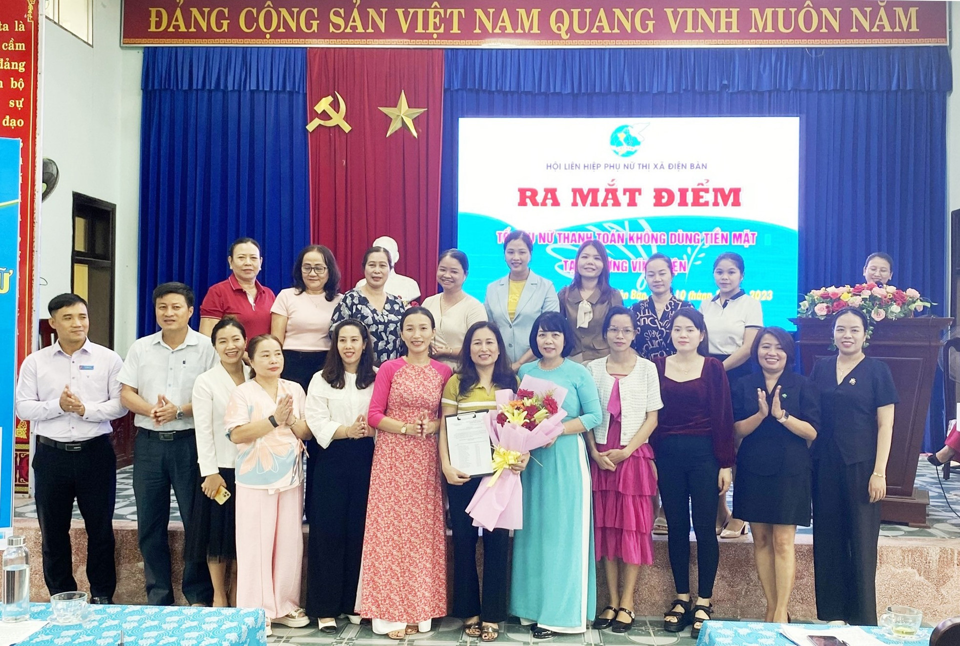 Ra mắt Tổ phụ nữ thanh toán không dùng tiền mặt. Ảnh: K.L