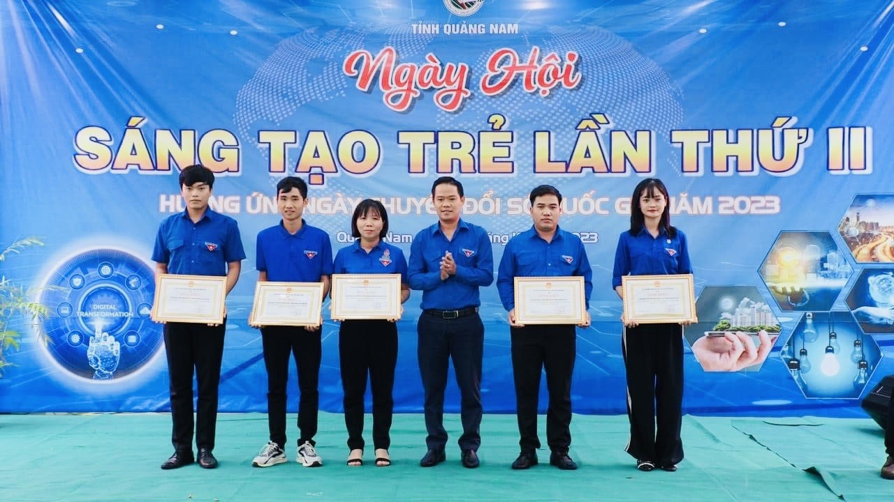 Hội Liên hiệp Thanh niên Việt Nam tỉnh khen thưởng cho 6 Tổ công nghệ số cộng đồng có thành tích xuất sắc trong công tác tuyên truyền, hướng dẫn cài đặt, kích hoạt VNeID. Ảnh: V.T