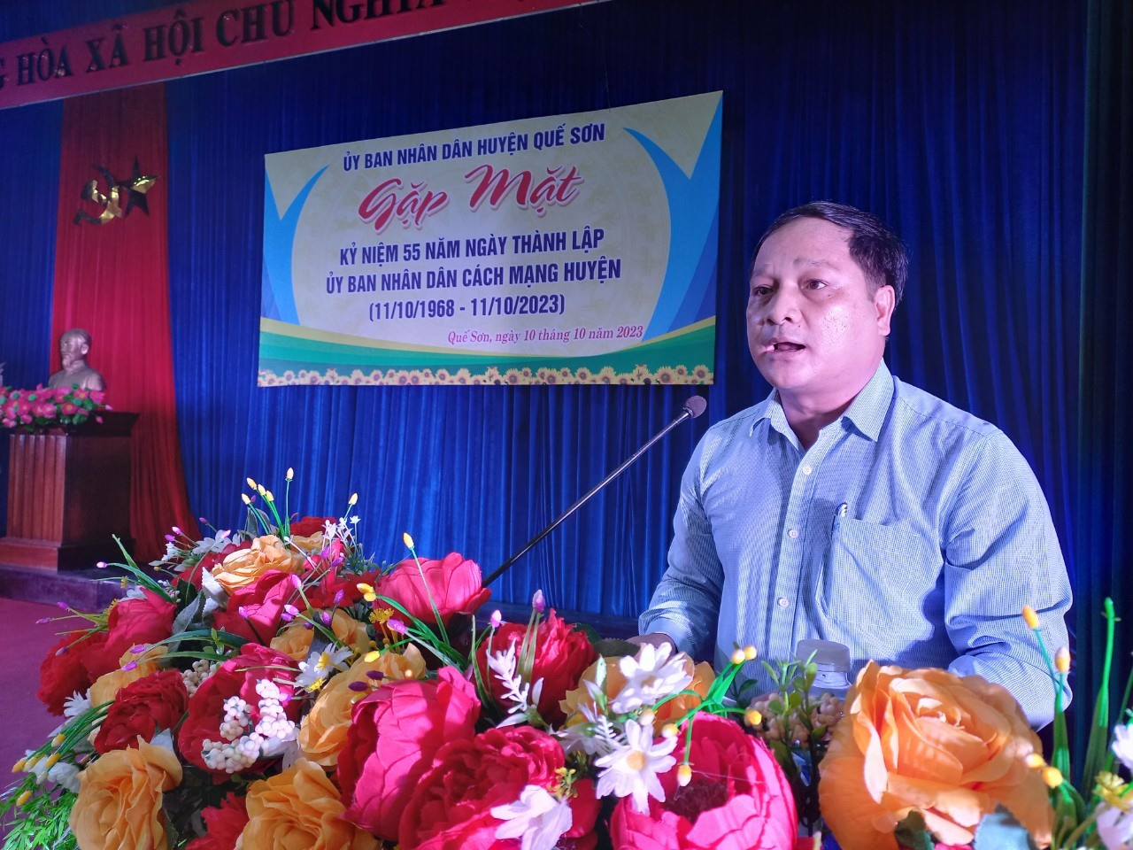 Ông Nguyễn Phước Sơn – Chủ tịch UBND huyện Quế Sơn thông tin tình hình kinh tế - xã hội của địa phương. Ảnh: DUY THÁI