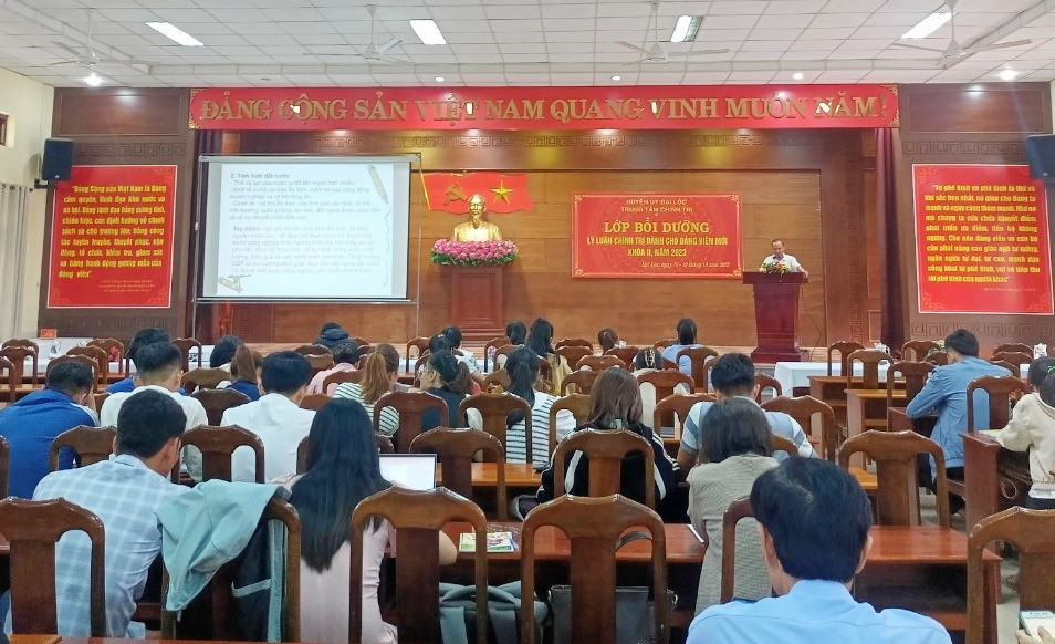 Quang cảnh lớp bồi dưỡng lý luận chính trị cho đảng viên trẻ huyện Đại Lộc. Ảnh: P.V