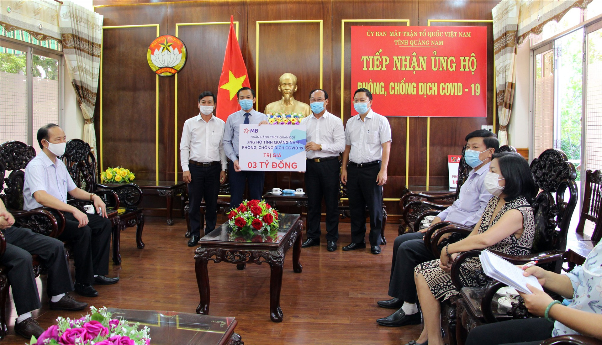 Lãnh đạo tỉnh Quảng Nam tiếp nhận ủng hộ công tác phòng, chống dịch bệnh Covid-19.