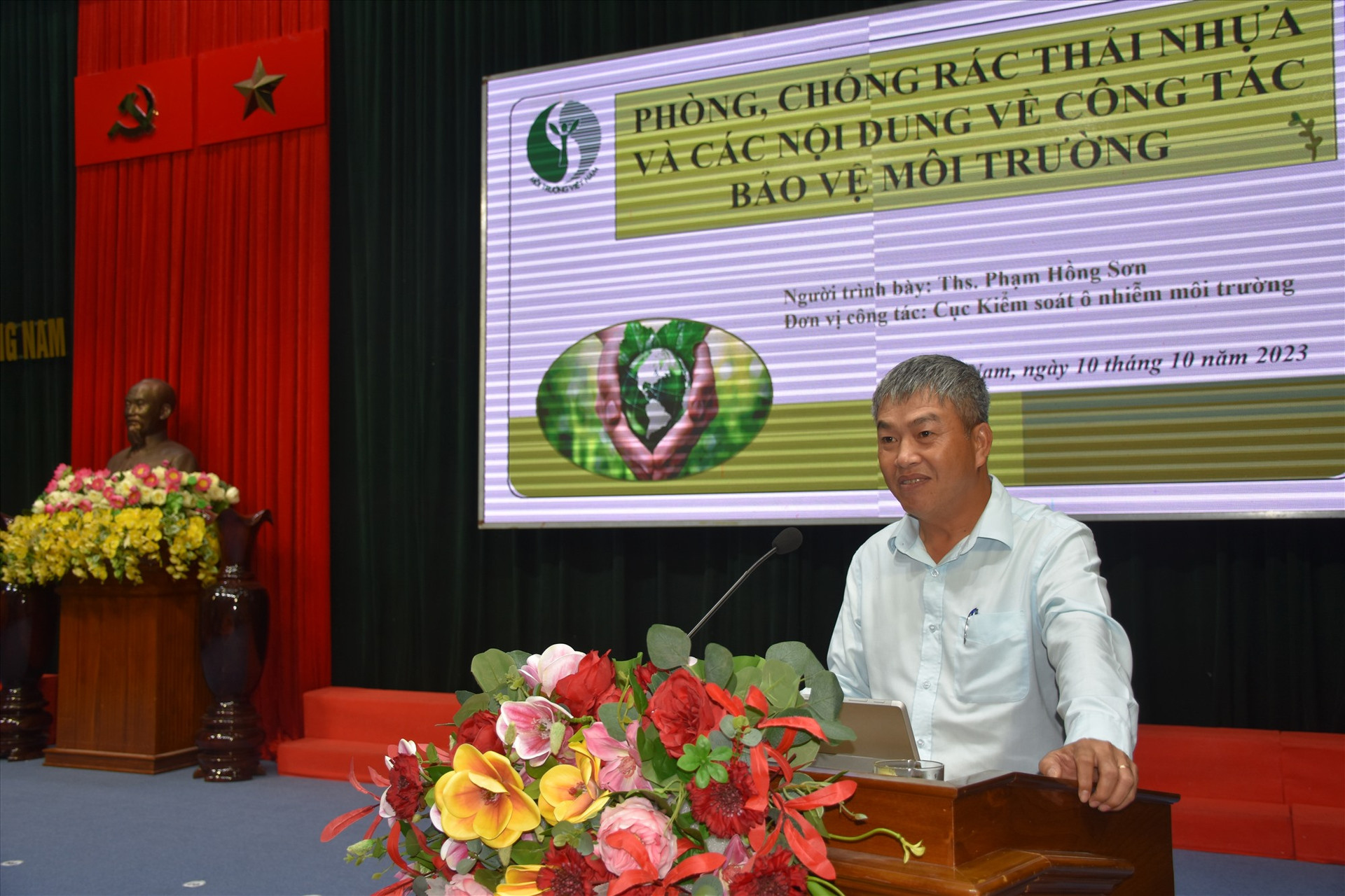 Thạc sĩ Phạm Hồng Sơn – Chi Cục trưởng Chi cục Kiểm soát ô nhiễm môi trường Miền Trung và Tây Nguyên báo cáo các chuyên đề tại hội nghị