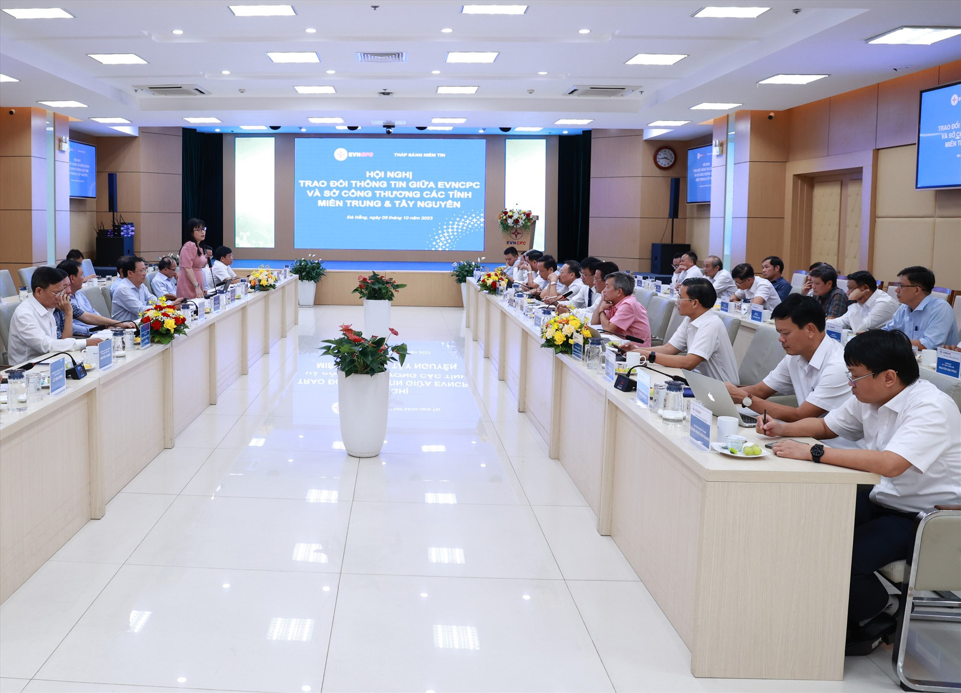 Tổng công ty Điện lực miền Trung (EVNCPC) vừa tổ chức gặp mặt lãnh đạo lãnh đạo các sở công thương 13 tỉnh, thành miền Trung - Tây Nguyên bàn về trao đổi thông tin về tình hình cung cấp điện trong thơi gian đến.