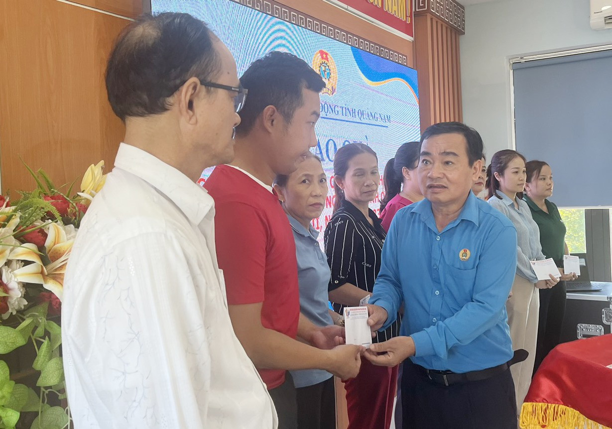 Chủ tịch Liên đoàn Lao động tỉnh Phan Xuân Quang tặng quà đoàn viên khó khăn. Ảnh: D.L