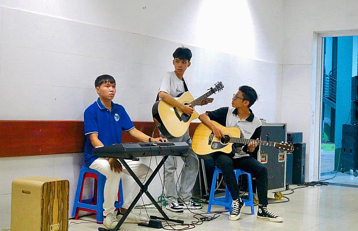 Nhóm nhạc của CLB Kỹ năng CBQ phục vụ đêm nhạc thiện nguyện tại Bệnh viện Phụ sản - Nhi tỉnh.
