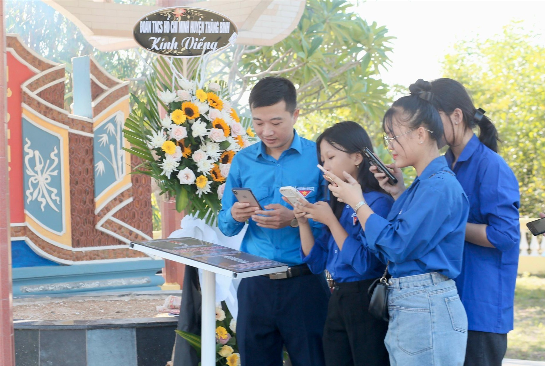 Đoàn viên thanh niên quét mã QR tìm hiểu về di tích lịch sử cấp tỉnh mộ Chí sĩ Tiểu La - Nguyễn Thành